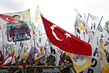 Kürt yanlısı halklar Demokrat Partisi 'nin (HDP) dalga parti bayrakları, Istanbul 'da seçim mitinginde katılıyorlar, 30 Mayıs 2015