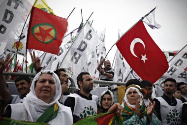 Kürt yanlısı halklar Demokrat Partisi 'nin (HDP) dalga parti bayrakları, Istanbul 'da seçim mitinginde katılıyorlar, 30 Mayıs 2015