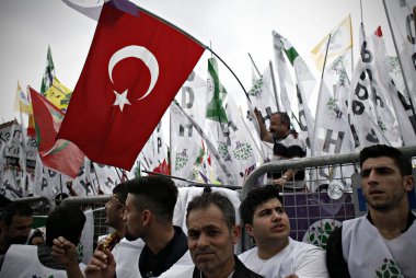 Kürt yanlısı halklar Demokrat Partisi 'nin (HDP) dalga parti bayrakları, Istanbul 'da seçim mitinginde katılıyorlar, 30 Mayıs 2015