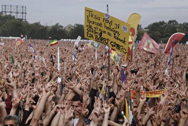 Kürt yanlısı halklar Demokrat Partisi 'nin (HDP) dalga parti bayrakları, Istanbul 'da seçim mitinginde katılıyorlar, 30 Mayıs 2015