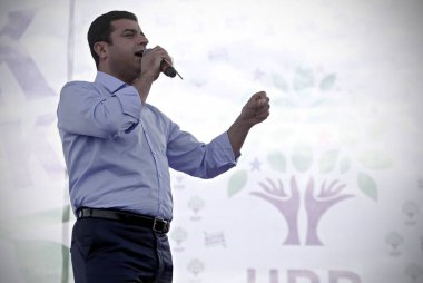 Selahattin Demirtaş, daha sonra yanlısı Kürt Demokrat Partisi (HDP) dalgalarının lideri, Istanbul 'da bir seçim mitingi için toplanan kişilere 30 Mayıs 2015