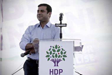 Selahattin Demirtaş, daha sonra yanlısı Kürt Demokrat Partisi (HDP) dalgalarının lideri, Istanbul 'da bir seçim mitingi için toplanan kişilere 30 Mayıs 2015
