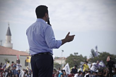 Selahattin Demirtaş, daha sonra yanlısı Kürt Demokrat Partisi (HDP) dalgalarının lideri, Istanbul 'da bir seçim mitingi için toplanan kişilere 30 Mayıs 2015