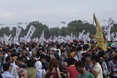 Kürt yanlısı halklar Demokrat Partisi 'nin (HDP) dalga parti bayrakları, Istanbul 'da seçim mitinginde katılıyorlar, 30 Mayıs 2015