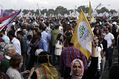 Kürt yanlısı halklar Demokrat Partisi 'nin (HDP) dalga parti bayrakları, Istanbul 'da seçim mitinginde katılıyorlar, 30 Mayıs 2015