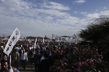 Kürt yanlısı halklar Demokrat Partisi 'nin (HDP) dalga parti bayrakları, Istanbul 'da seçim mitinginde katılıyorlar, 30 Mayıs 2015