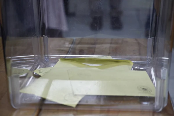Die Menschen Stimmen Bei Den Türkischen Parlamentswahlen Juni Einem Wahllokal — Stockfoto