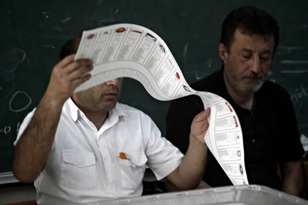 Die Menschen Stimmen Bei Den Türkischen Parlamentswahlen Juni Einem Wahllokal — Stockfoto