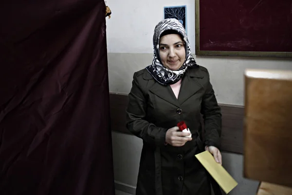 Ludzie Głosują Tureckich Wyborach Parlamentarnych Stacji Wyborczej Stambule Turcja Dniu — Zdjęcie stockowe