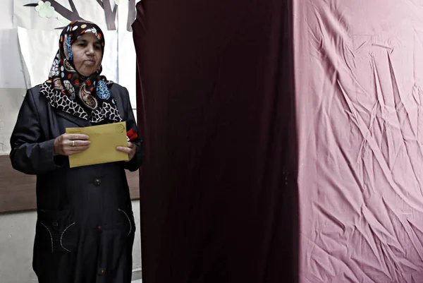 Lidé Hlasují Tureckých Všeobecných Volbách Volebním Stanovišti Istanbulu Turecku Jun — Stock fotografie