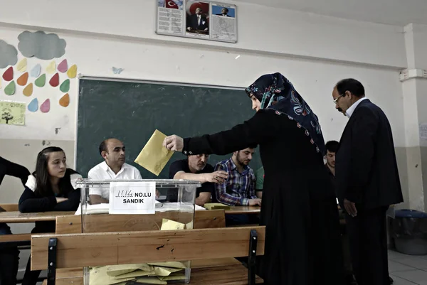 Pessoas Votam Nas Eleições Gerais Turcas Num Local Votação Istambul — Fotografia de Stock