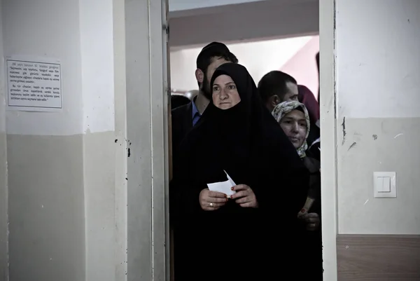 Pessoas Votam Nas Eleições Gerais Turcas Num Local Votação Istambul — Fotografia de Stock