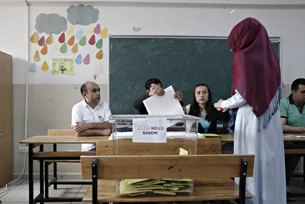 Pessoas Votam Nas Eleições Gerais Turcas Num Local Votação Istambul — Fotografia de Stock