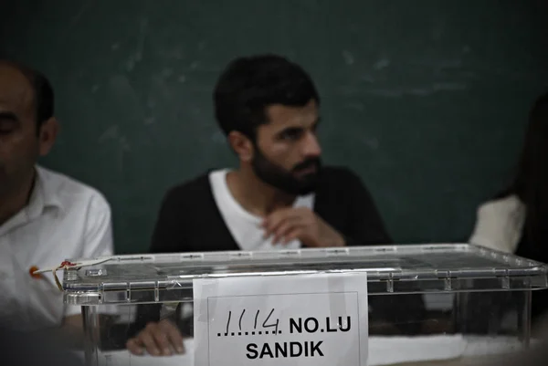 Pessoas Votam Nas Eleições Gerais Turcas Num Local Votação Istambul — Fotografia de Stock