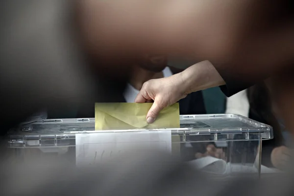 People Vote Turkish General Elections Polling Station Istanbul Turkey Jun — Stock Photo, Image