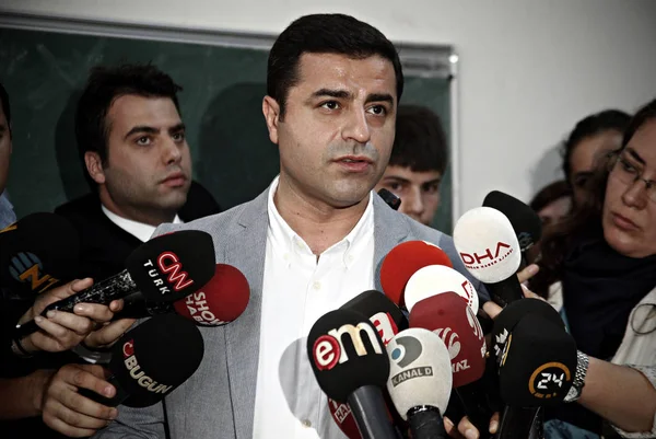 2015年6月7日 土耳其亲库尔德人民民主党联合领导人塞拉哈廷 德米尔塔斯在土耳其伊斯坦布尔投票后对新闻界发表讲话 — 图库照片