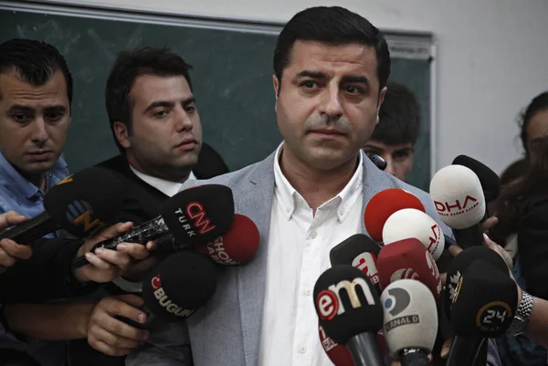 Líder Partido Democrático Popular Pró Curdo Turquia Selahattin Demirtas Fala — Fotografia de Stock