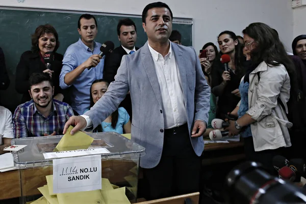 Líder Partido Democrático Popular Pró Curdo Turquia Selahattin Demirtas Fala — Fotografia de Stock