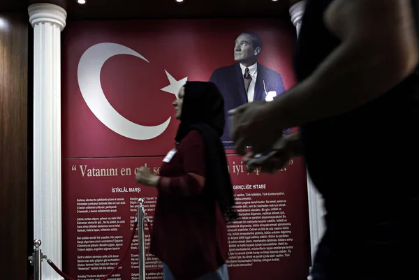 Rakyat Memberikan Suara Dalam Pemilihan Umum Turki Sebuah Tempat Pemungutan — Stok Foto