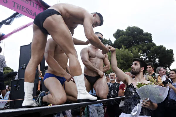 Participantes Carregam Bandeira Arco Íris Enquanto Marcham Durante Parada Orgulho — Fotografia de Stock