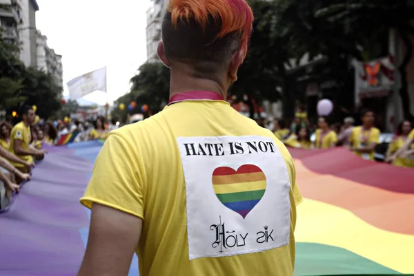 Los Participantes Llevan Bandera Del Arco Iris Mientras Marchan Durante — Foto de Stock