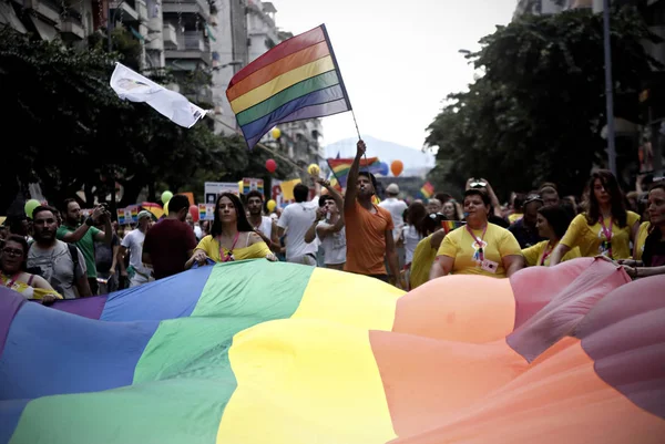 Onlar Selanik 'te Gay Pride geçit töreni sırasında yürüyüş gibi katılımcılar gökkuşağı bayrağı taşımak, Haziran 'da Yunanistan 20, 2015