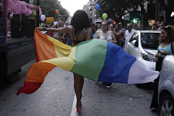 Los Participantes Llevan Bandera Del Arco Iris Mientras Marchan Durante — Foto de Stock