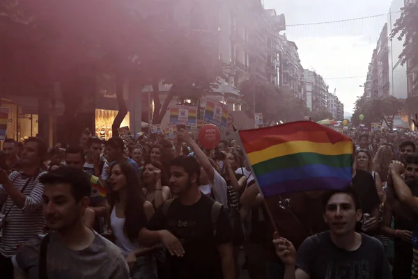 Uczestnicy Nosić Tęczowa Flaga Jak Marsz Podczas Parady Gay Pride — Zdjęcie stockowe