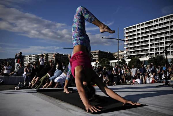 2015年6月21日 在希腊塞萨洛尼基国际瑜伽日 瑜伽爱好者参加一场集体瑜伽课程 — 图库照片