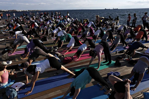 2015年6月21日 在希腊塞萨洛尼基国际瑜伽日 瑜伽爱好者参加一场集体瑜伽课程 — 图库照片
