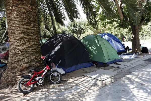 2015년 21일 그리스 아테네의 수용소에 거주하는 500여 이주자와 난민들이 페디온 — 스톡 사진
