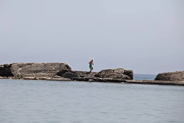 Pessoas Apreciam Tempo Ensolarado Nas Praias Nos Subúrbios Nordeste Atenas — Fotografia de Stock