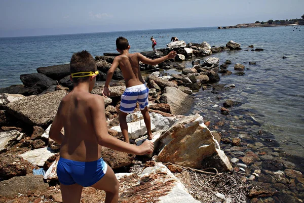 Människor Njuter Det Soliga Vädret Stränderna Nordöstra Förorterna Aten Grekland — Stockfoto