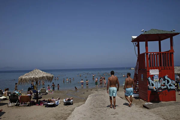 Människor Njuter Det Soliga Vädret Stränderna Nordöstra Förorterna Aten Grekland — Stockfoto