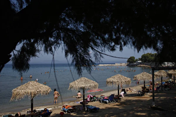 People Enjoy Sunny Weather Beaches Northeast Suburbs Athens Greece Jul — Stock Photo, Image