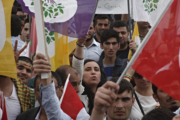 Partidarios Del Partido Democrático Popular Hdp Prokurdo Ondean Banderas Mientras —  Fotos de Stock