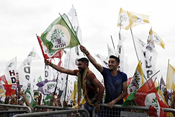 Partidarios Del Partido Democrático Popular Hdp Prokurdo Ondean Banderas Mientras — Foto de Stock