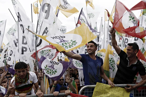 Partidarios Del Partido Democrático Popular Hdp Prokurdo Ondean Banderas Mientras — Foto de Stock