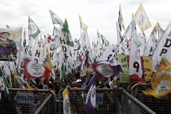 Partidarios Del Partido Democrático Popular Hdp Prokurdo Ondean Banderas Mientras —  Fotos de Stock
