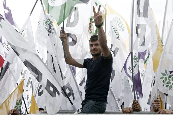 2015年5月30日 トルコのイスタンブールで行われた選挙集会に出席する親クルド人民主党 Hdp の支持者 — ストック写真