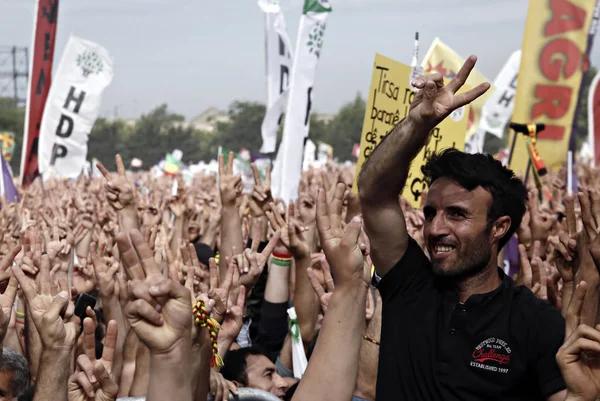 2015年5月30日 トルコのイスタンブールで行われた選挙集会に出席する親クルド人民主党 Hdp の支持者 — ストック写真