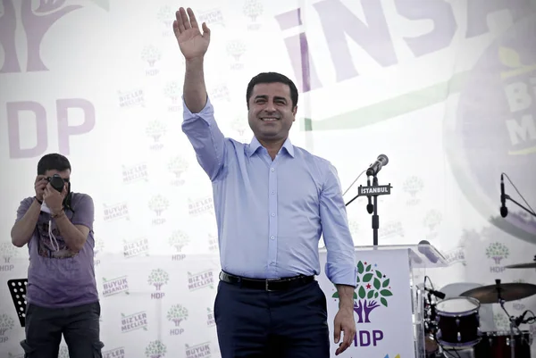 Selahattin Demirtaş, daha sonra yanlısı Kürt Demokrat Partisi (HDP) dalgalarının lideri, Istanbul 'da bir seçim mitingi için toplanan kişilere 30 Mayıs 2015