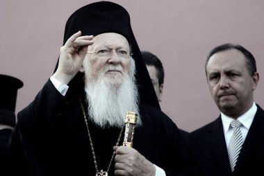 Ecumenical Patriği Bartholomew Selanik Saint Demetrius kilisesinde bir kitle katılmak için geldi, Ekim 22, Yunanistan, 2013