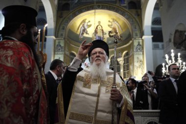 Ecumenical Patriği Bartholomew Thessaloniki Saint Demetrius kilisesinde bir kitle yol açar, Yunanistan Ekim 22, 2013