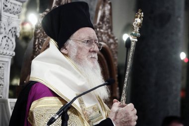 Ecumenical Patriği Bartholomew Thessaloniki Saint Demetrius kilisesinde bir kitle yol açar, Yunanistan Ekim 22, 2013
