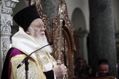 Ecumenical Patriği Bartholomew Thessaloniki Saint Demetrius kilisesinde bir kitle yol açar, Yunanistan Ekim 22, 2013