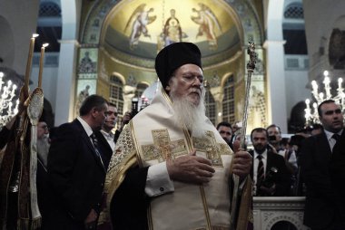 Ecumenical Patriği Bartholomew Thessaloniki Saint Demetrius kilisesinde bir kitle yol açar, Yunanistan Ekim 22, 2013