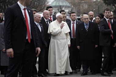 Istanbul 'da Ayasofya Müzesi 'Ne girmeden önce Papa Francis dalgaları, Türkiye 29 Kasım 2014. 