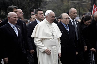 Istanbul 'da Ayasofya Müzesi 'Ne girmeden önce Papa Francis dalgaları, Türkiye 29 Kasım 2014. 