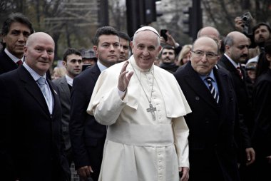 Istanbul 'da Ayasofya Müzesi 'Ne girmeden önce Papa Francis dalgaları, Türkiye 29 Kasım 2014. 